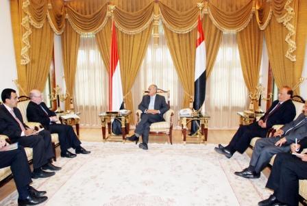 رئيس الجمهورية أثناء استقباله وزير شؤون الشرق الأوسط وجنوب إفريقيا في وزارة الخارجية البريطانية أمس